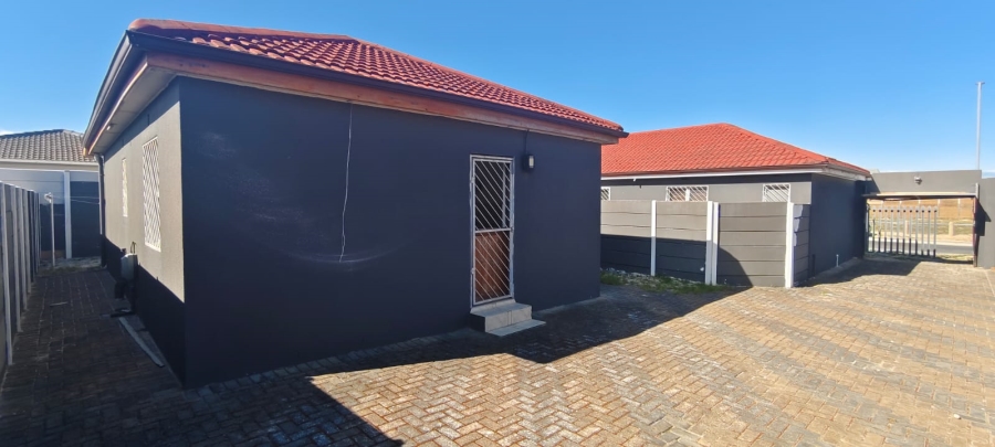 5 Bedroom Property for Sale in Strandfontein Village Western Cape